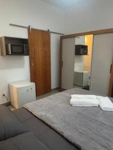 une chambre avec un grand lit avec un miroir dans l'établissement Aconchegante Studio no coração do Centro do RIO (Lapa), à Rio de Janeiro 41 autres photos