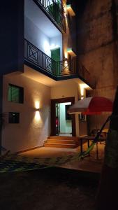 a building with a table and an umbrella at night at OTP holiday homes in Kīhīm