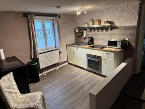 a small kitchen with a sink and a microwave at Himmel & Hölle Pölkenstraße in Quedlinburg