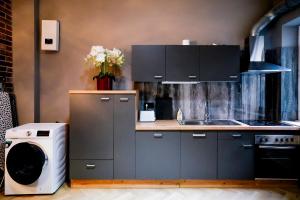 Kuchyň nebo kuchyňský kout v ubytování J&JBermudaStay a Luxurious Double-Bedroom with a Private Bathroom and Shared Kitchen in Bochum Center-Bermuda3Eck