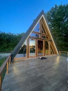 una casa de madera con techo de cristal en Dedin borak, en Drenovci