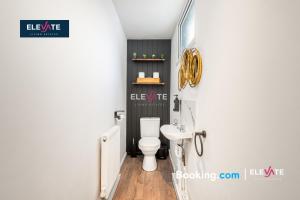 a bathroom with a white toilet and a sink at Premium Offers, Last-Minute Escapes, 3 Bedroom House, Free Parking, Sleeps Up to 5, Private Garden, Elevate Living Estates Short Lets & Serviced Apartments Northampton in Spinney Hill +27 photos