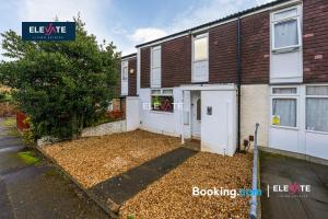 an apartment building with a parking lot in front of it at Premium Offers, Last-Minute Escapes, 3 Bedroom House, Free Parking, Sleeps Up to 5, Private Garden, Elevate Living Estates Short Lets & Serviced Apartments Northampton in Spinney Hill