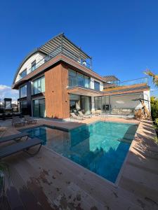 Πισίνα στο ή κοντά στο 5-Bedroom Villa with Pool & Sauna