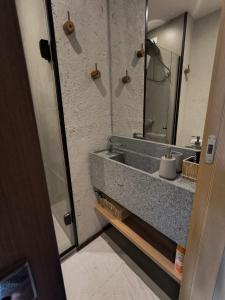 ein Badezimmer mit Waschbecken und Spiegel in der Unterkunft Cantinho do Rio in São Miguel dos Milagres