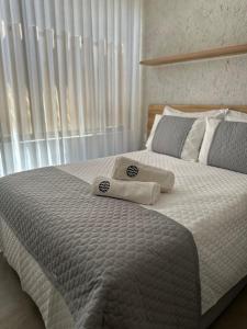 ein Schlafzimmer mit einem Bett mit zwei Kissen darauf in der Unterkunft Cantinho do Rio in São Miguel dos Milagres