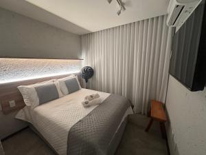 ein kleines Schlafzimmer mit einem Bett und einem Ventilator in der Unterkunft Cantinho do Rio in São Miguel dos Milagres + 21 Fotos