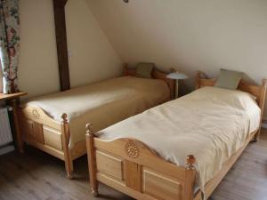 two beds sitting next to each other in a room at Holiday home Cottage am Rhin in Glückstadt