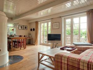 una sala de estar con un sofá y una mesa en holiday home with 3 bedrooms, en Wrixum