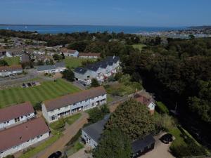 una vista aérea de una ciudad con casas y árboles en Little Wight House - Yarmouth, en Freshwater