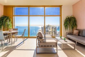 salon z widokiem na miasto w obiekcie Intempo Resort & Spa by Leo Apartments w mieście Benidorm