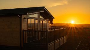 RathoLost Shore Surf Resort的日落背景度假屋