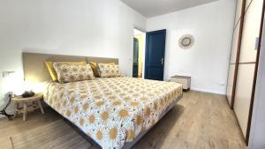 una camera da letto con un letto, un tavolo e uno specchio di Casa Relli 30 minutes to Rome Center a Roma