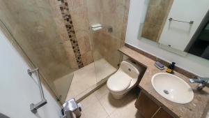 ein Badezimmer mit Dusche, Toilette und Waschbecken in der Unterkunft Quinta San Miguel Ricaurte in Ricaurte + 26 Fotos