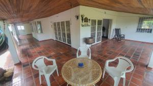 eine Draufsicht auf einen Raum mit einem Tisch und Stühlen in der Unterkunft Quinta San Miguel Ricaurte in Ricaurte