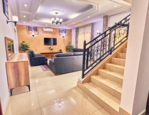 黑角Serenity Flat的带楼梯和沙发的客厅