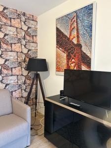 TV a/nebo společenská místnost v ubytování Studio indépendant Lisieux
