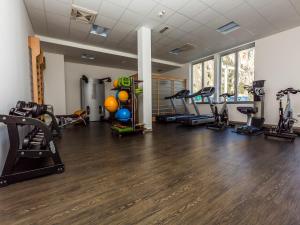 een fitnessruimte met loopbanden en fitnessapparatuur in een kamer bij Campione Univela Hostel in Campione del Garda