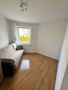 ポビエロボにあるApartament MOKKAのソファと窓のあるリビングルーム