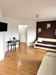 ポビエロボにあるApartament MOKKAのベッドとテーブルのある寝室