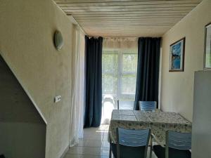 a dining room with a table and a window at 1-bedroom apartment in Putgarten