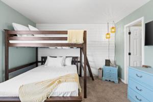 En eller flere senge i et værelse på Compass Cottage