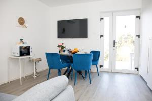 TV a/nebo společenská místnost v ubytování Villa Mila + 26 fotografií