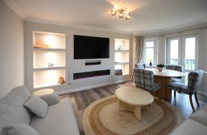Televisyen dan/atau pusat hiburan di Barassie Bay View apartment