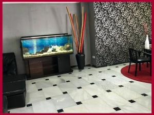 En tv och/eller ett underhållningssystem på Hotel Albatros