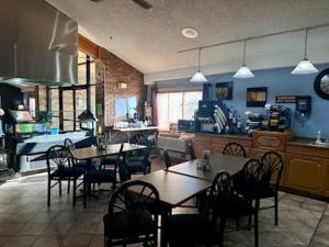 Fossil Creek Hotel & Suites餐厅或其他用餐的地方