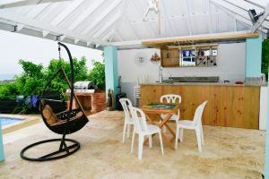 a kitchen and dining room with a table and chairs at Villa Oceanic Dream in San Felipe de Puerto Plata