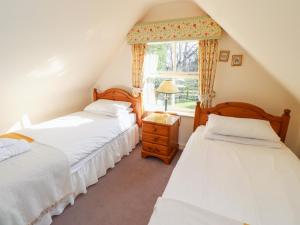 twee eenpersoonsbedden in een kamer met een raam bij Tile Rouge in Wooler +45 foto's