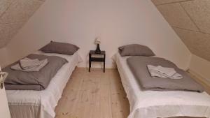 Rúm í herbergi á A charming apartment in the heart of Roskilde