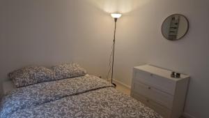 Rúm í herbergi á A charming apartment in the heart of Roskilde