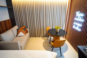 a living room with a couch and a table at Flat novo, moderno e super bem localizado in Tambaú +28 photos