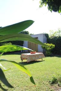 una mesa en un patio con un mantel. en OASIS I Las Moras con cochera y jardín, en La Rioja