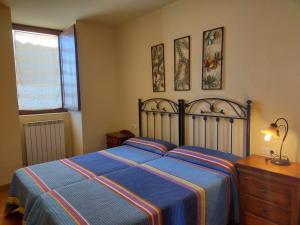1 dormitorio con 1 cama con manta azul en El Diezmo, en Artajona
