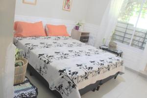 Un dormitorio con una cama con un edredón blanco y negro. en OASIS I Las Moras con cochera y jardín, en La Rioja