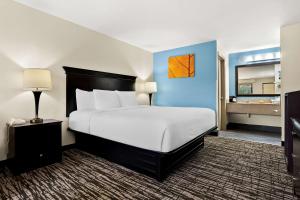 a bedroom with a bed and a blue wall at Best Western Greenville Inn in Greenville +17 photos