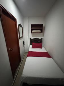 Rúm í herbergi á Hotel Tucan Pereira