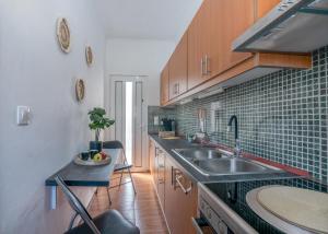 eine Küche mit Spüle und Theke in der Unterkunft Margie's Apartments in Kissamos
