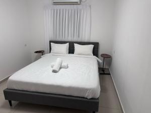 une chambre avec un lit avec deux serviettes dessus dans l'établissement Mila apartment, à Eilat
