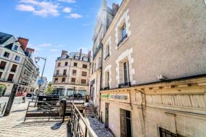 una strada di città con edifici alti in una giornata di sole di Sweet - Tout confort hypercentre 2 min château a Blois