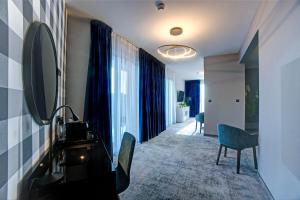 salon z lustrem, stołem i krzesłami w obiekcie Hotel Sanova w mieście Jarosław