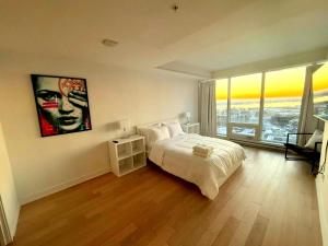 Ένα ή περισσότερα κρεβάτια σε δωμάτιο στο Skyline Penthouse & Condo - Downtown Montreal - Pool Spa Parking