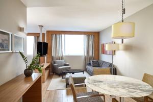 TV a/nebo společenská místnost v ubytování Sheraton Vitoria