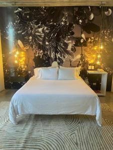 ein Schlafzimmer mit einem weißen Bett und einem Strauß Luftballons in der Unterkunft Now Hotel Cali - Adults Only in Cali