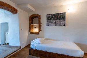 a bedroom with a bed and a picture on the wall at Il Quarantotto - 2 min da Piazza Grande in Arezzo