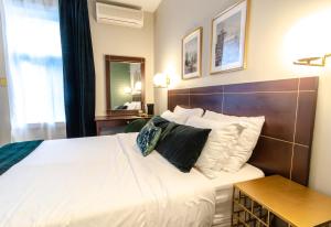 Postel nebo postele na pokoji v ubytování Hotel Dorion