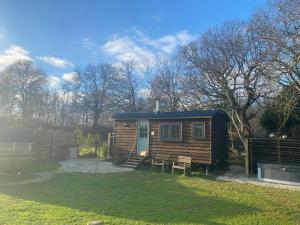 Taman di luar Shepherd Hut Lodge on Farm Waterside Goodwin Farm